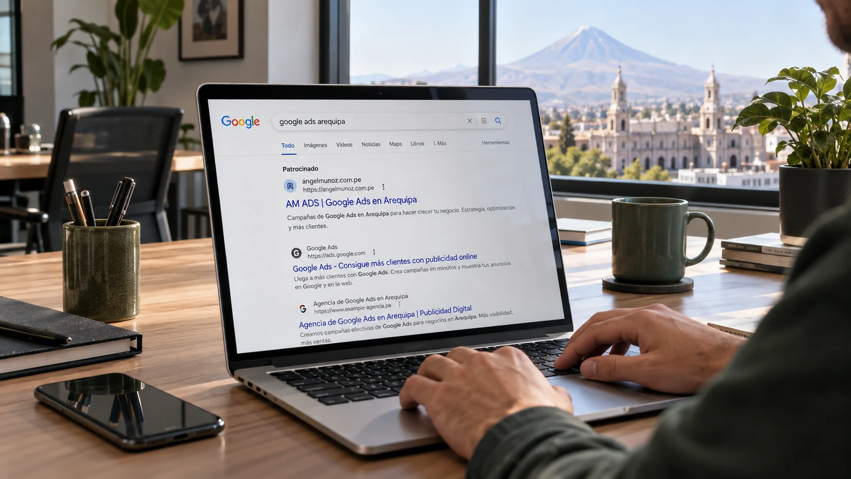 Ejemplo ilustrativo de una búsqueda en Google con un anuncio de AM ADS en una laptop